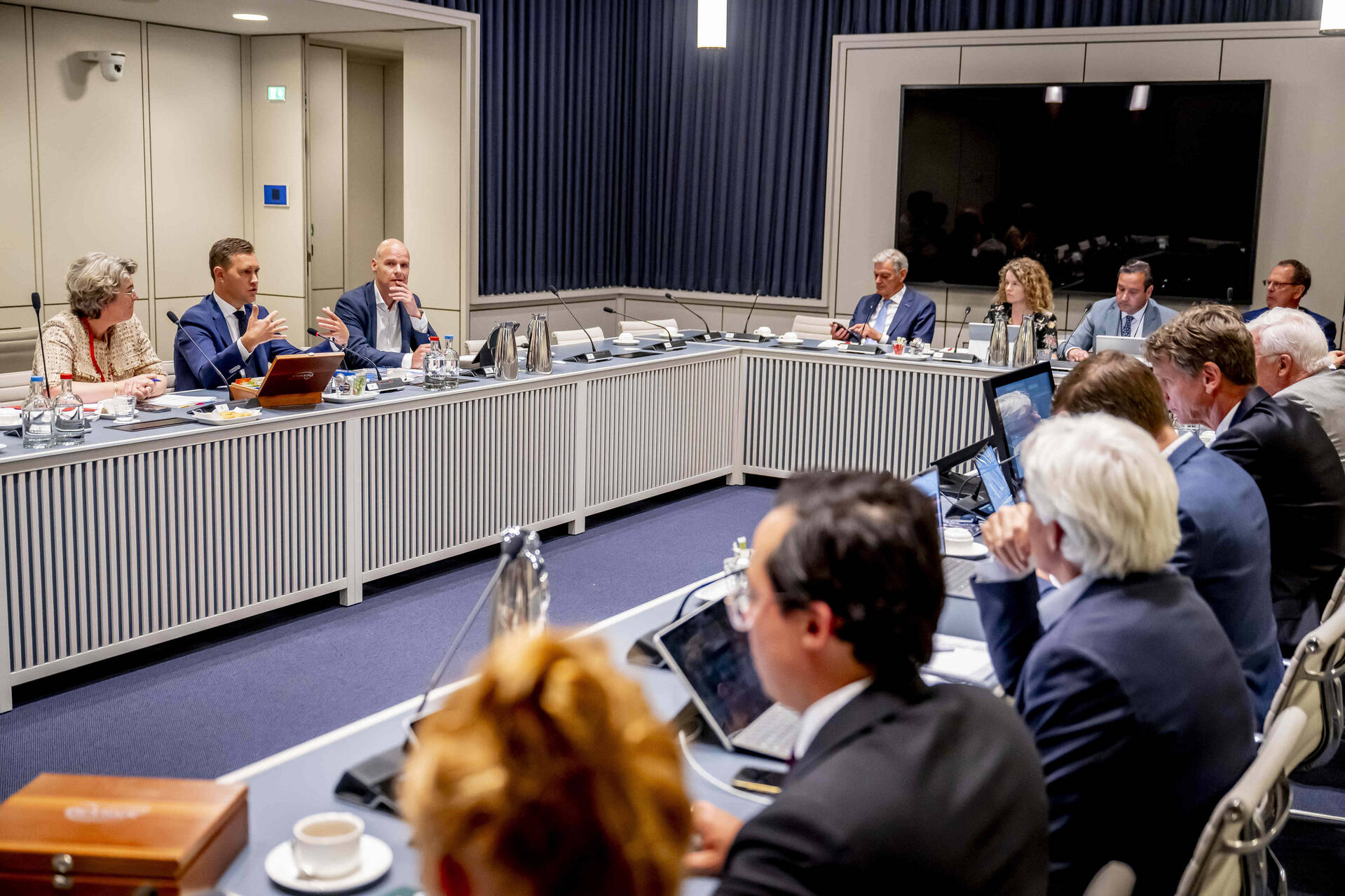 Leden van de commissie voor Financiën in gesprek met minister Heinen