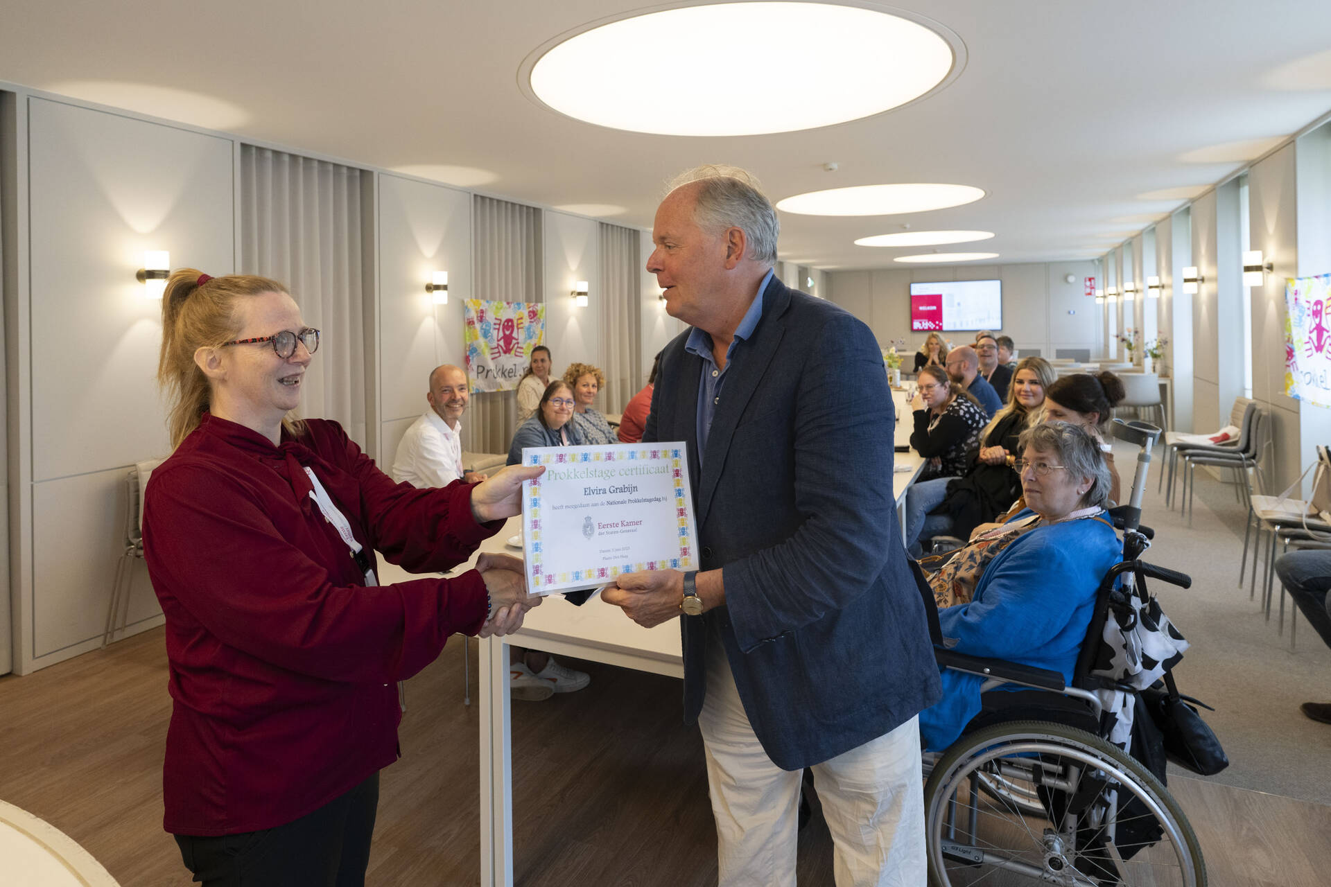Senator Paul van Meenen reikt het eerste certificaat uit.