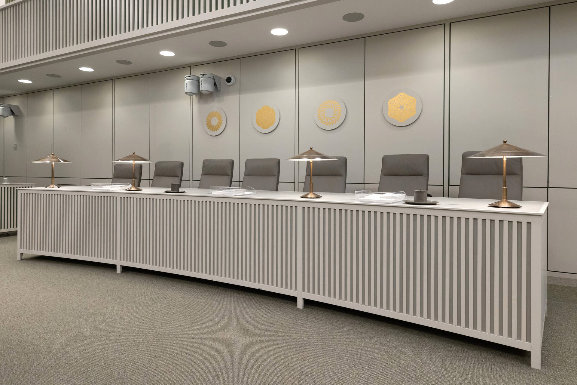 De regeringstafel in de plenaire zaal van de Eerste Kamer