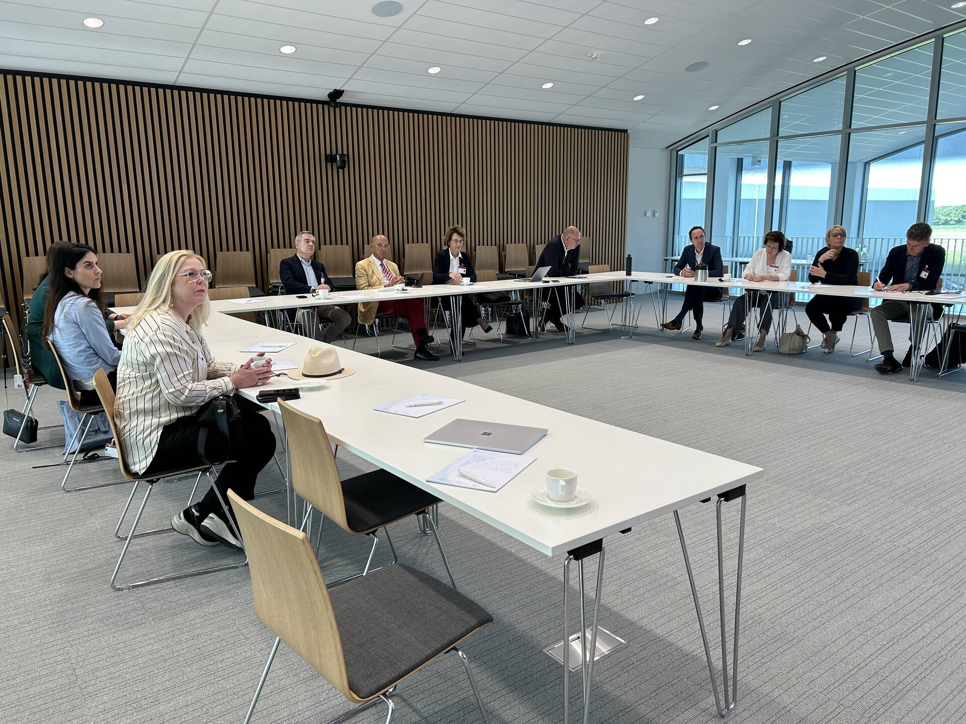 De Kamerdelegatie kreeg een presentatie over het werk van het Nederlands Lucht- en Ruimtevaart-centrum