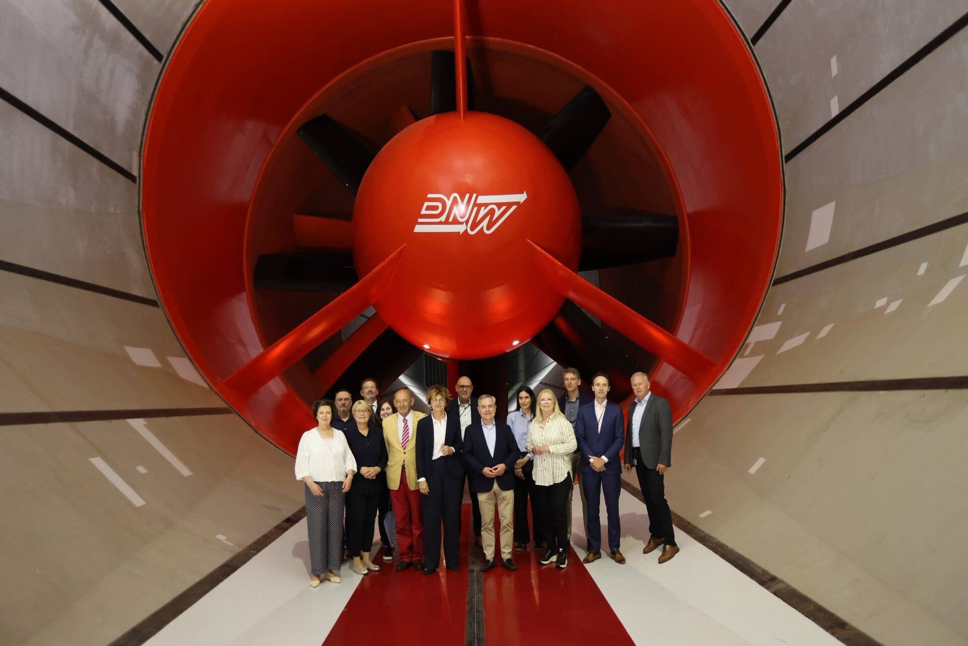 Groepsfoto van de delegaties van de Eerste Kamer, German-Dutch Wind Tunnels en het Nederlands Lucht- en Ruimtevaartcentrum (foto: NLR)
