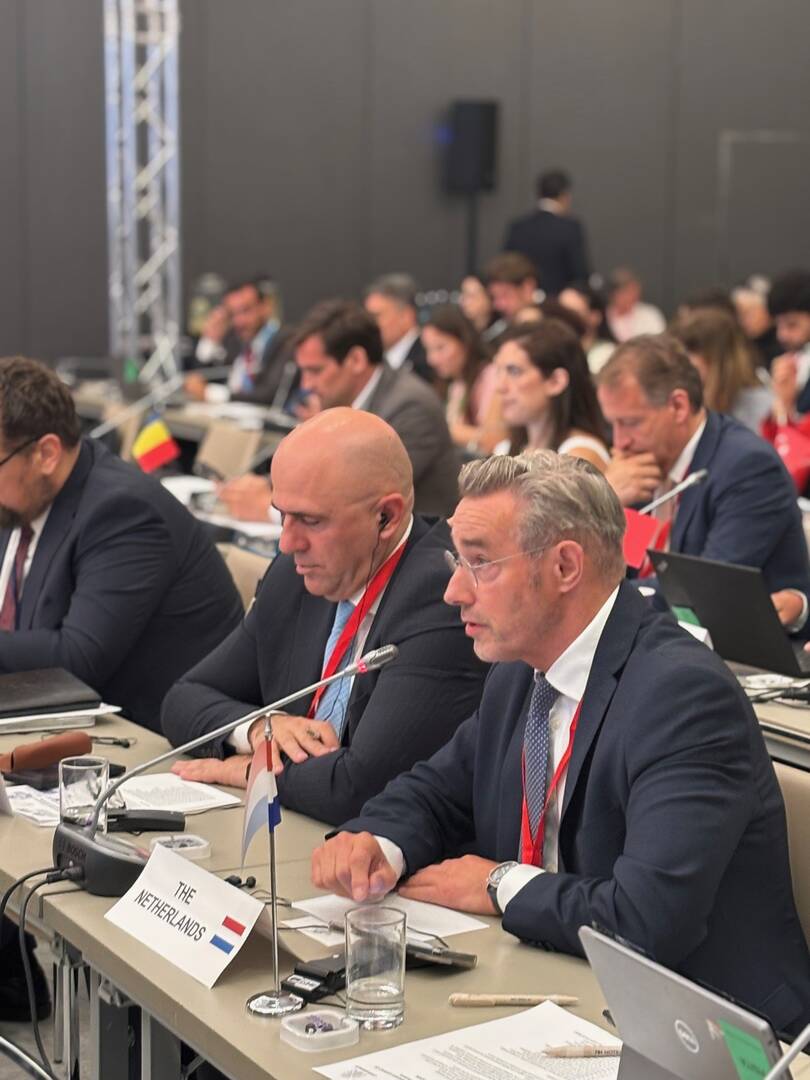 Senator Cees van de Sanden (VVD) spreekt bij de Parlementaire Assemblee van de Mediterrane Unie