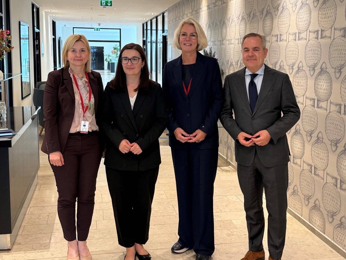 de Nederlandse delegatie met Vicepremier voor Europese Integratie van Moldavië Cristina Gherasimov (midden) en Moldavisch parlementslid Ina Coșeru (links).