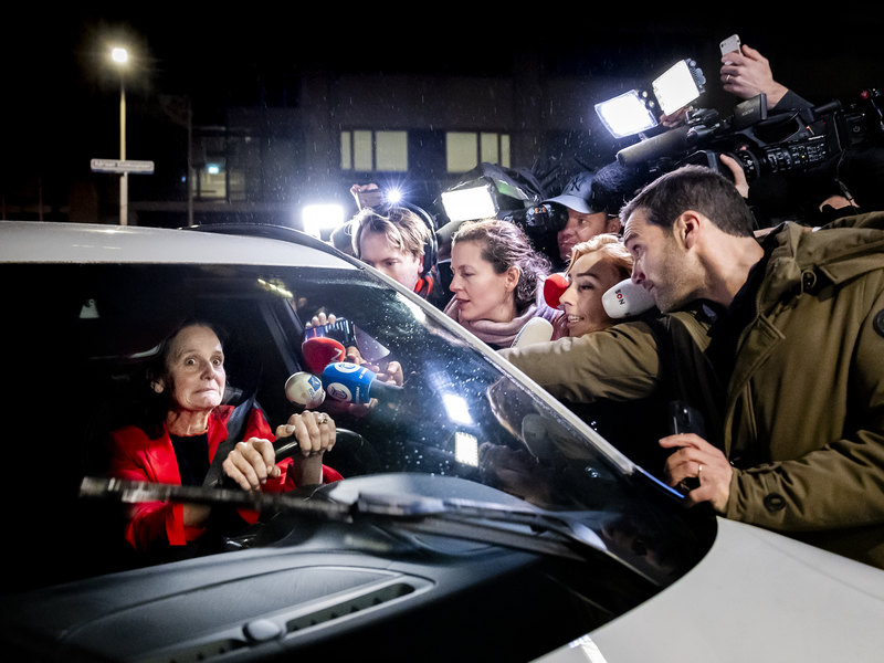 Nicolien van Vroonhoven in de auto met pers die haar belaagt