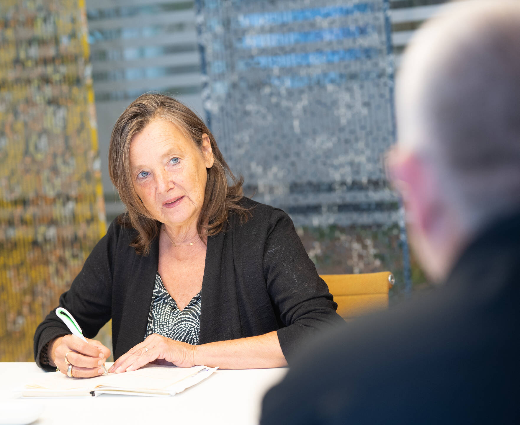 Elly van Wijk (BBB) luistert aandachtig naar inspecteur-generaal Arbeidsinspectie