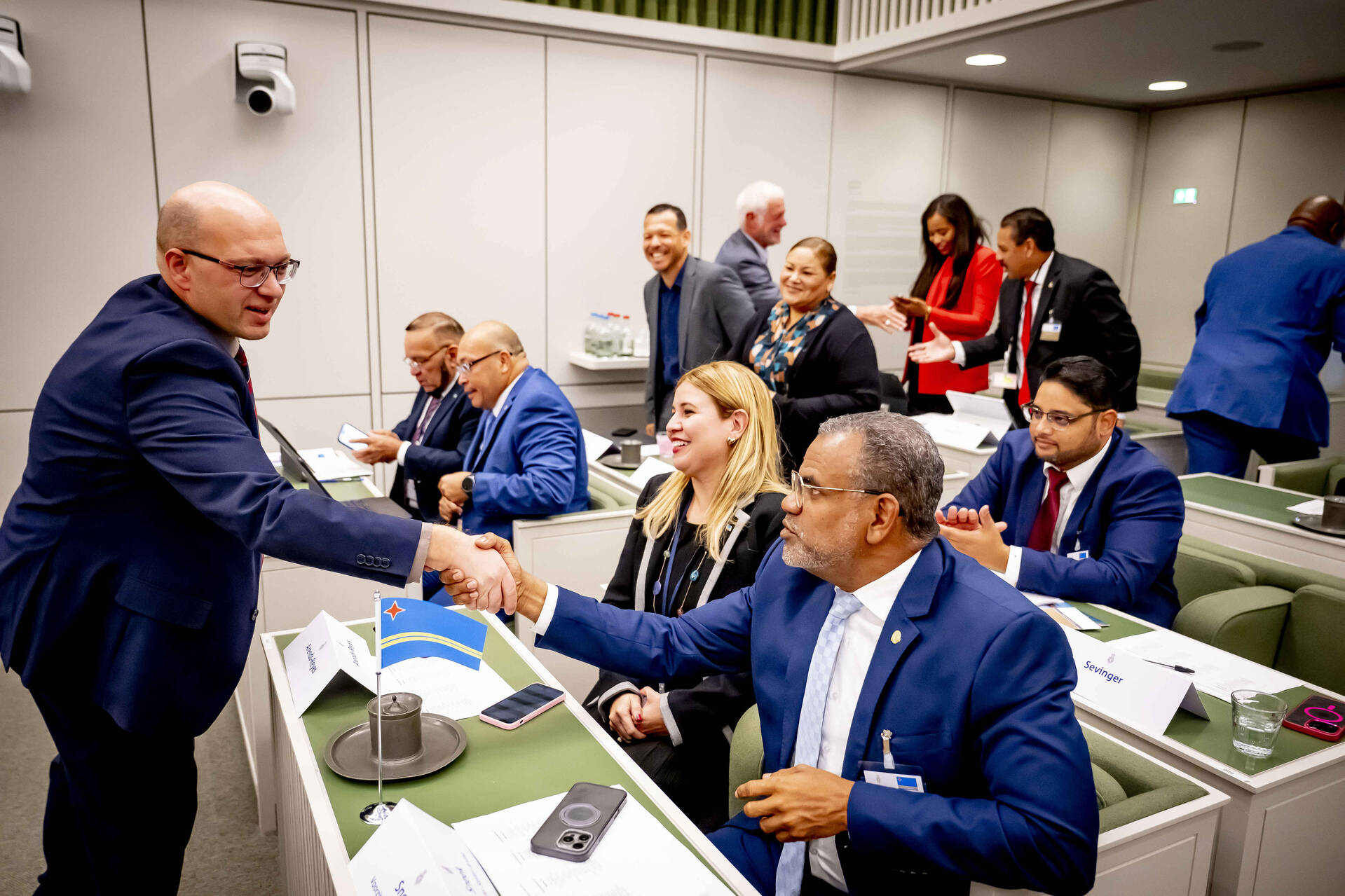 Senator Alexander van Hattem begroet delegatieleden