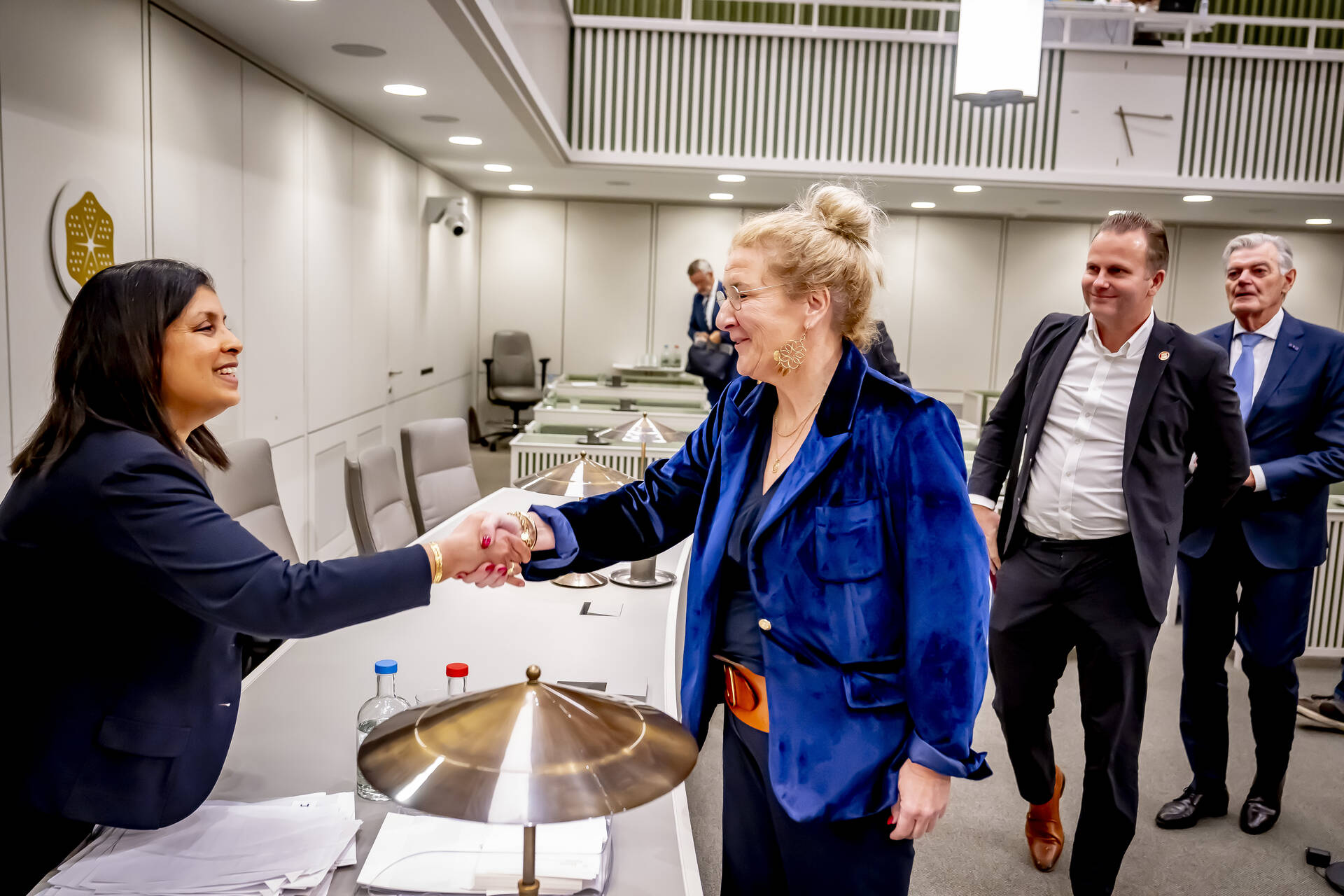 Senator Bezaan (rechts) begroet minister Paul