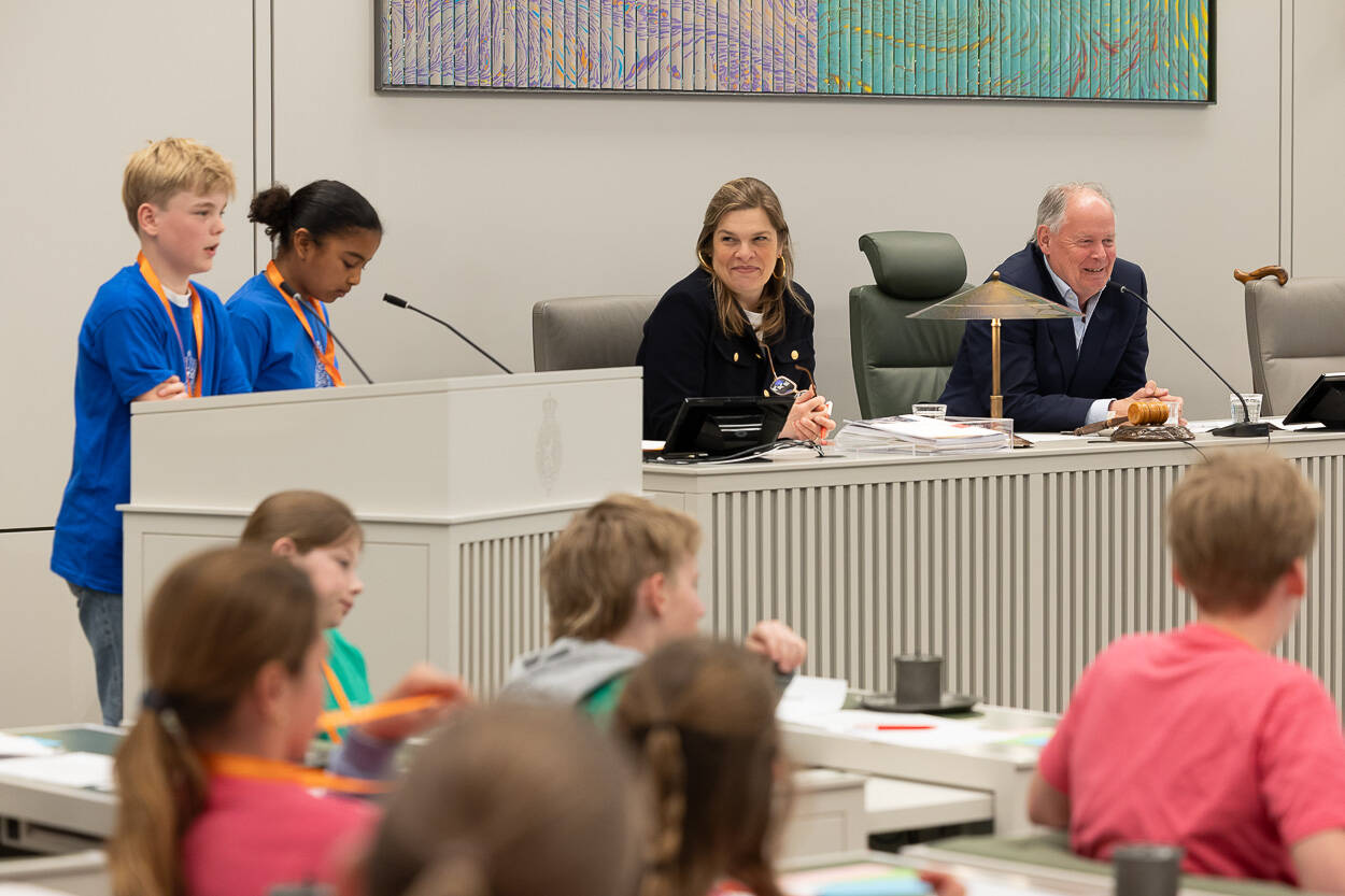 Basisschoolleerlingen debatteren in de Eerste Kamer.