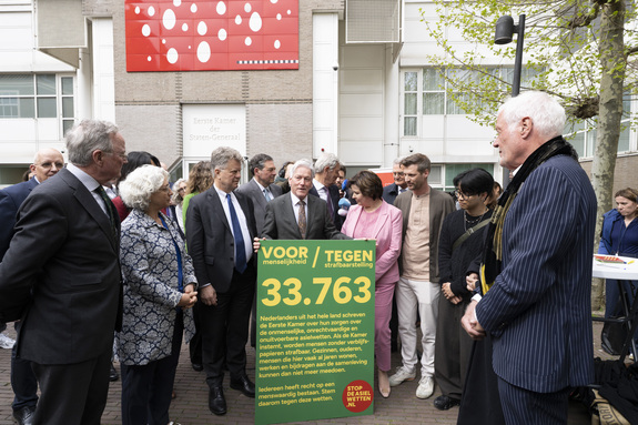 De commissie voor Immigratie & Asiel / JBZ-raad neemt petities tegen de asielwetten in ontvangst.