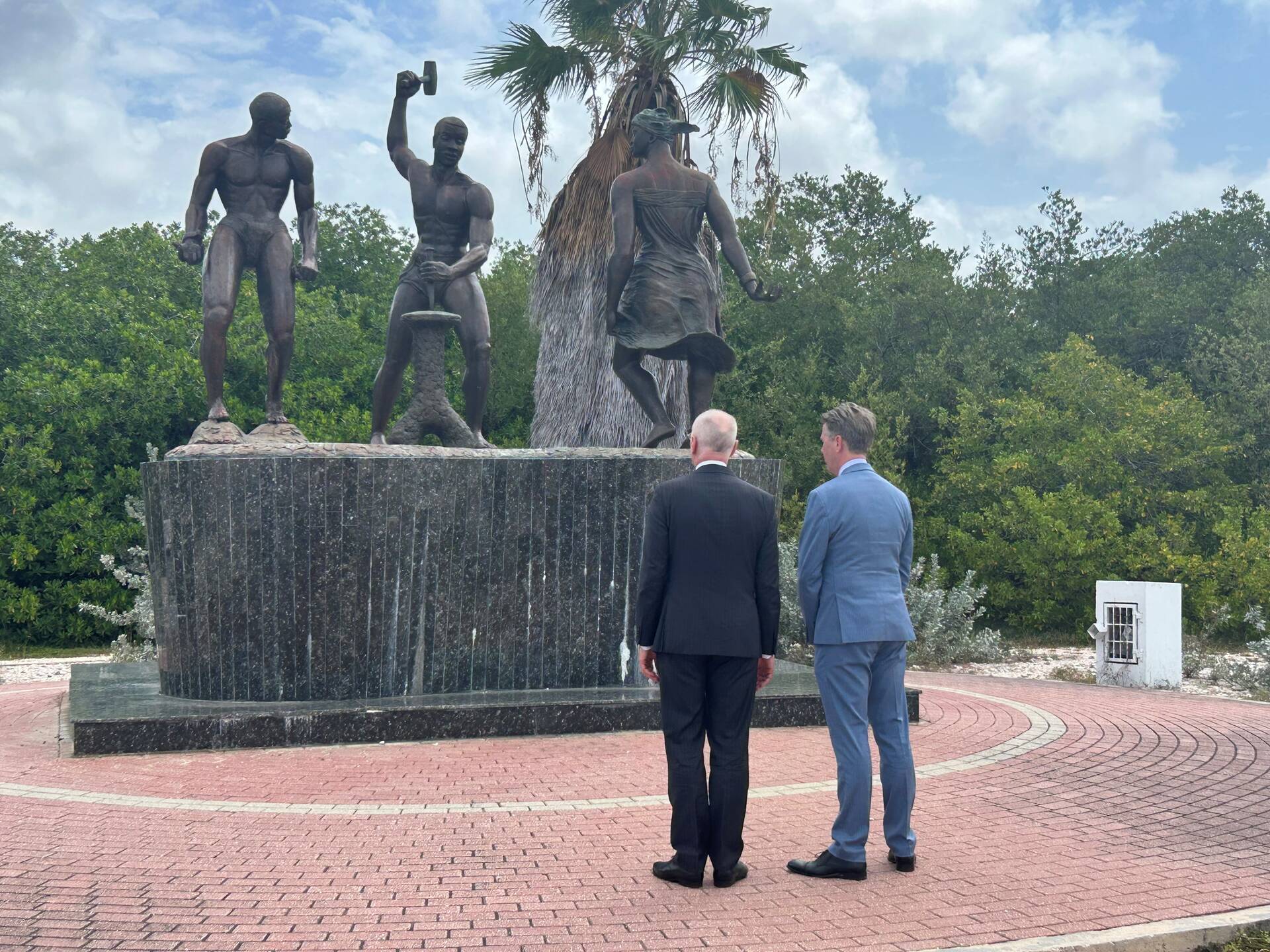 Eerste Kamervoorzitter en Tweede Kamervoorzitter voor het monument voor Tula op Curaçao 