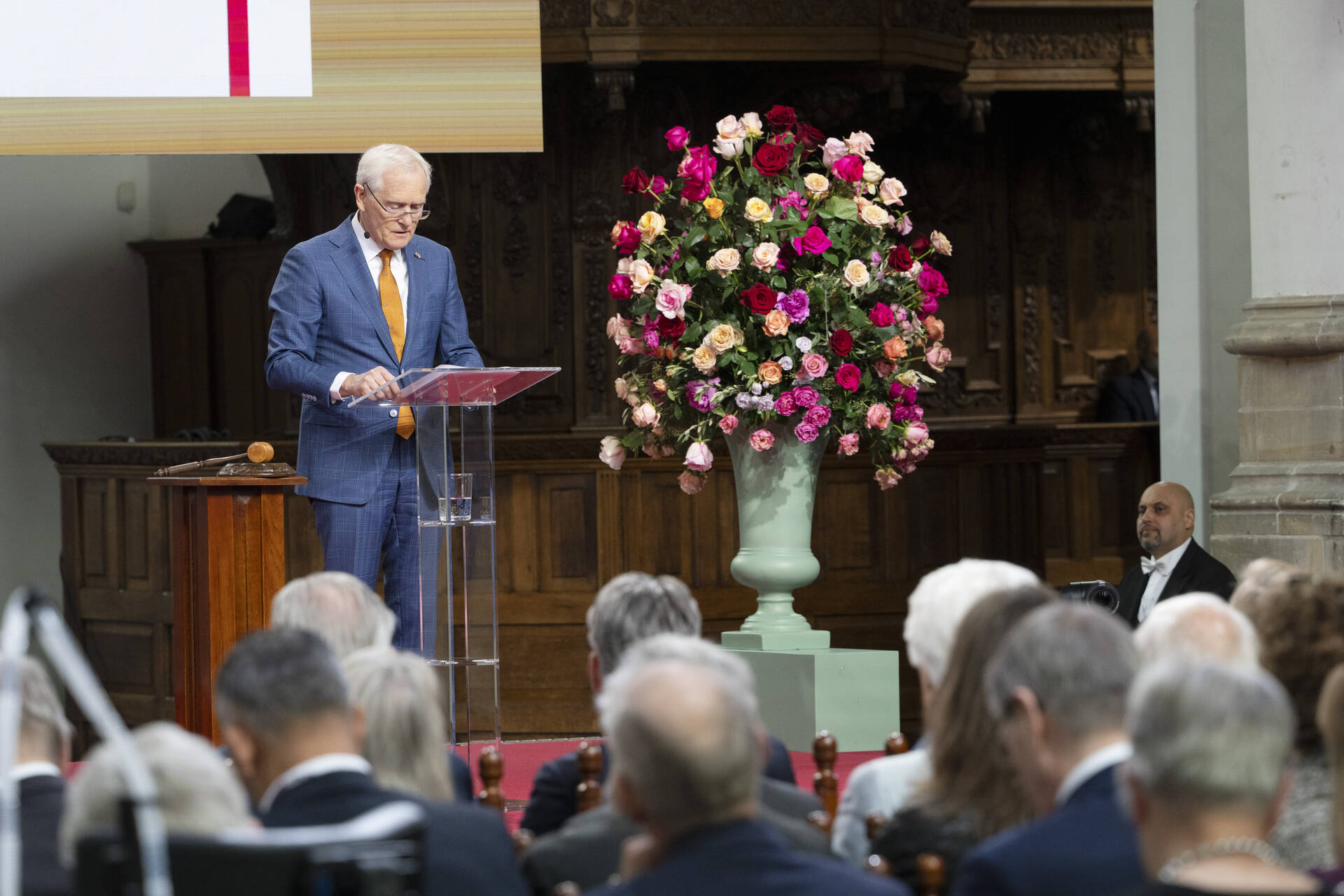 Generaal buiten dienst Peter van Uhm houdt een toespraak