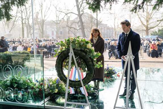 De Kamervoorzitters legden een krans namens de Staten-Generaal tijdens de Nationale Holocaust Herdenking op 25 januari 2026