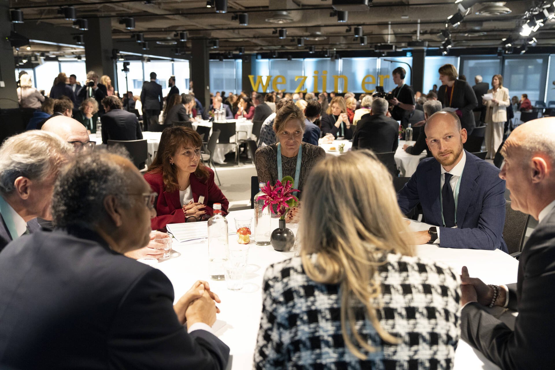 Mei Li Vos in gesprek met ambassadeurs