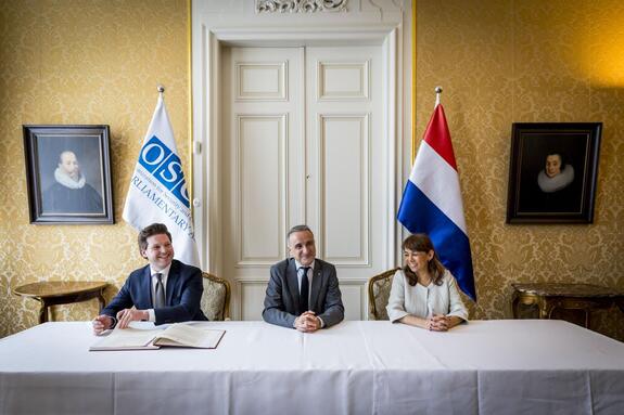 Kamervoorzitters en OVSE PA-voorzitter tekenen de overeenkomst