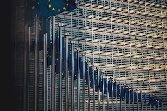 EU-vlaggen voor Berlaymont gebouw in Brussel