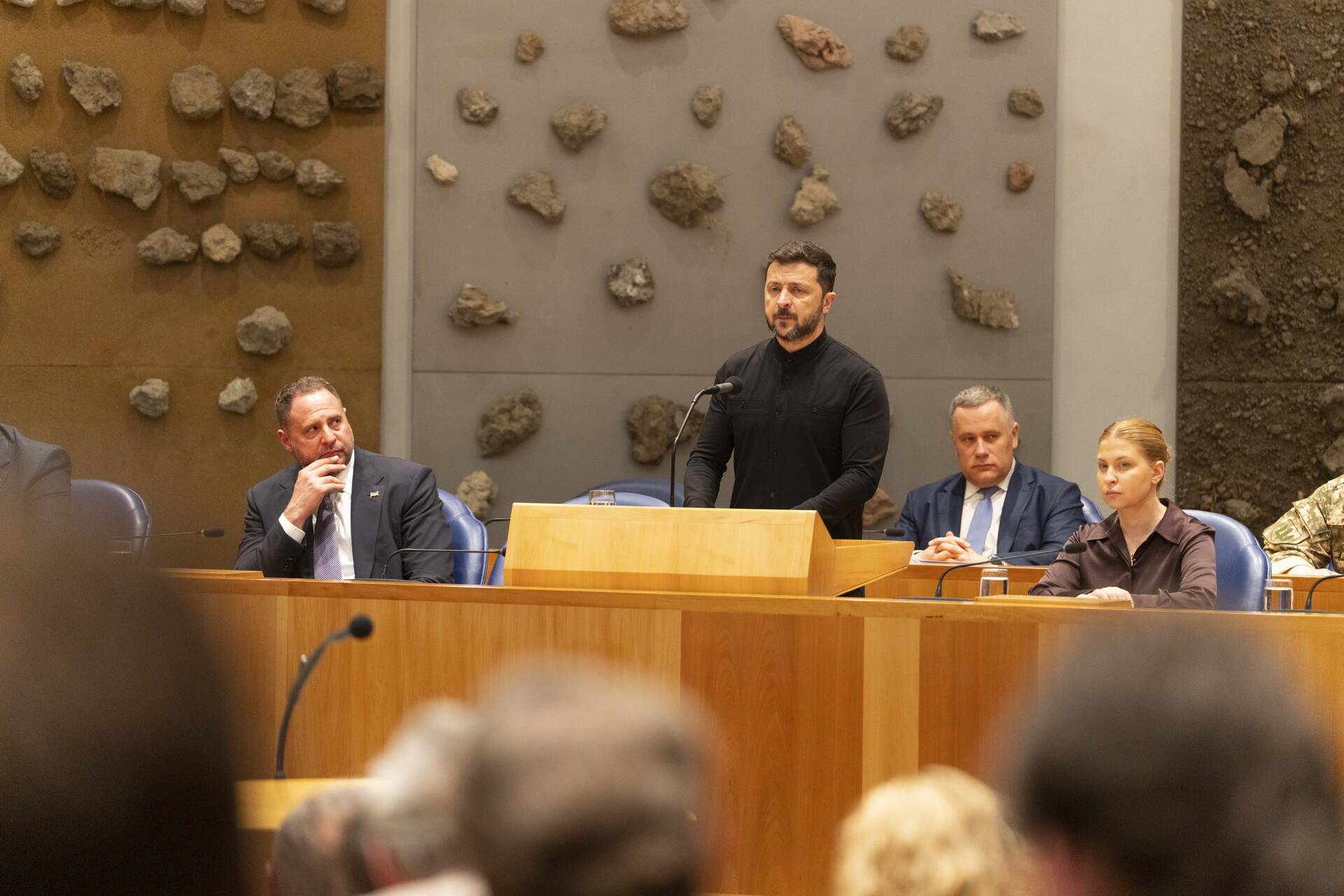 President Zelensky spreekt in de plenaire zaal van de Tweede Kamer leden van beide Kamers toe