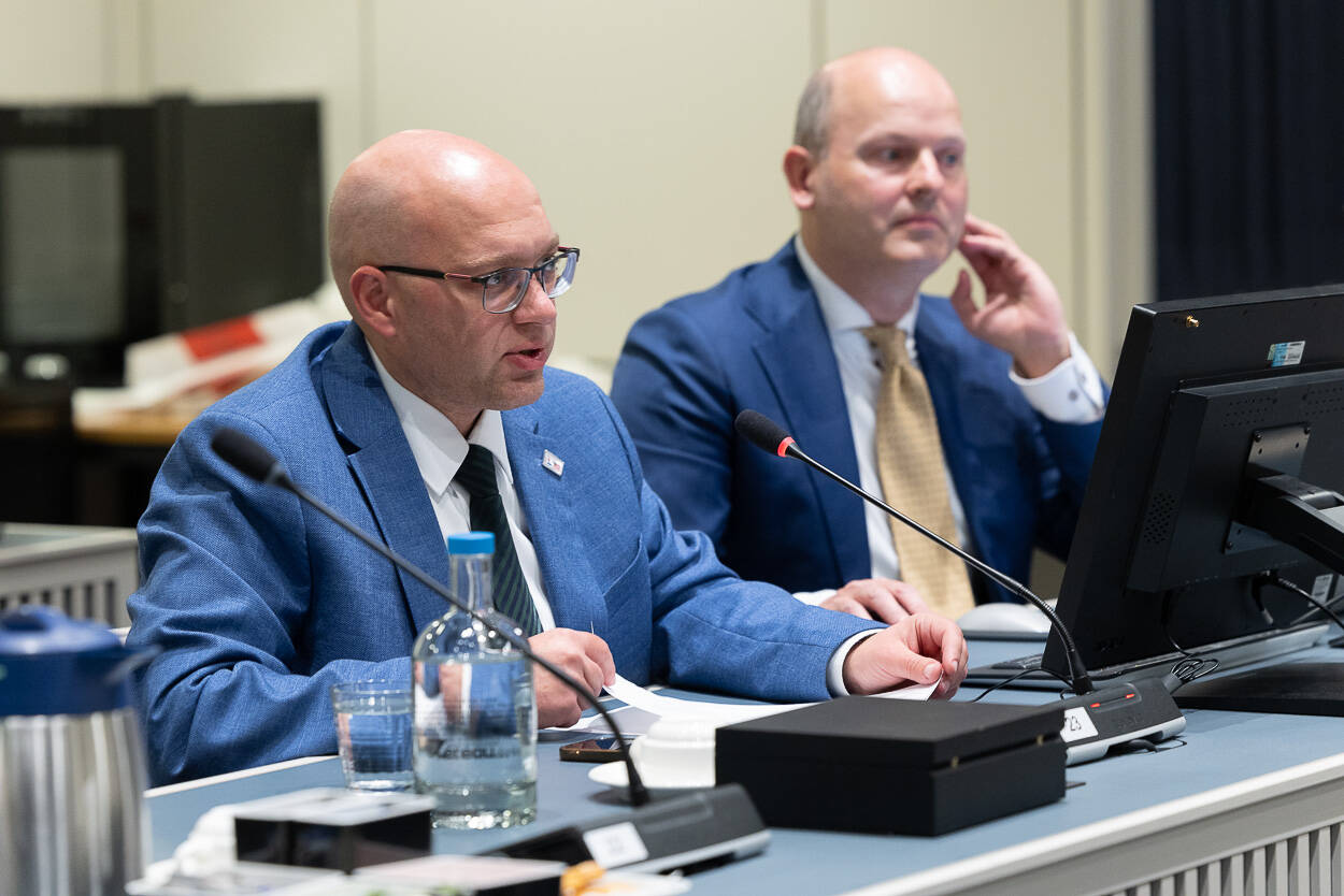Commissievoorzitter Alexander van Hattem (PVV), links, modereerde de bijeenkomst